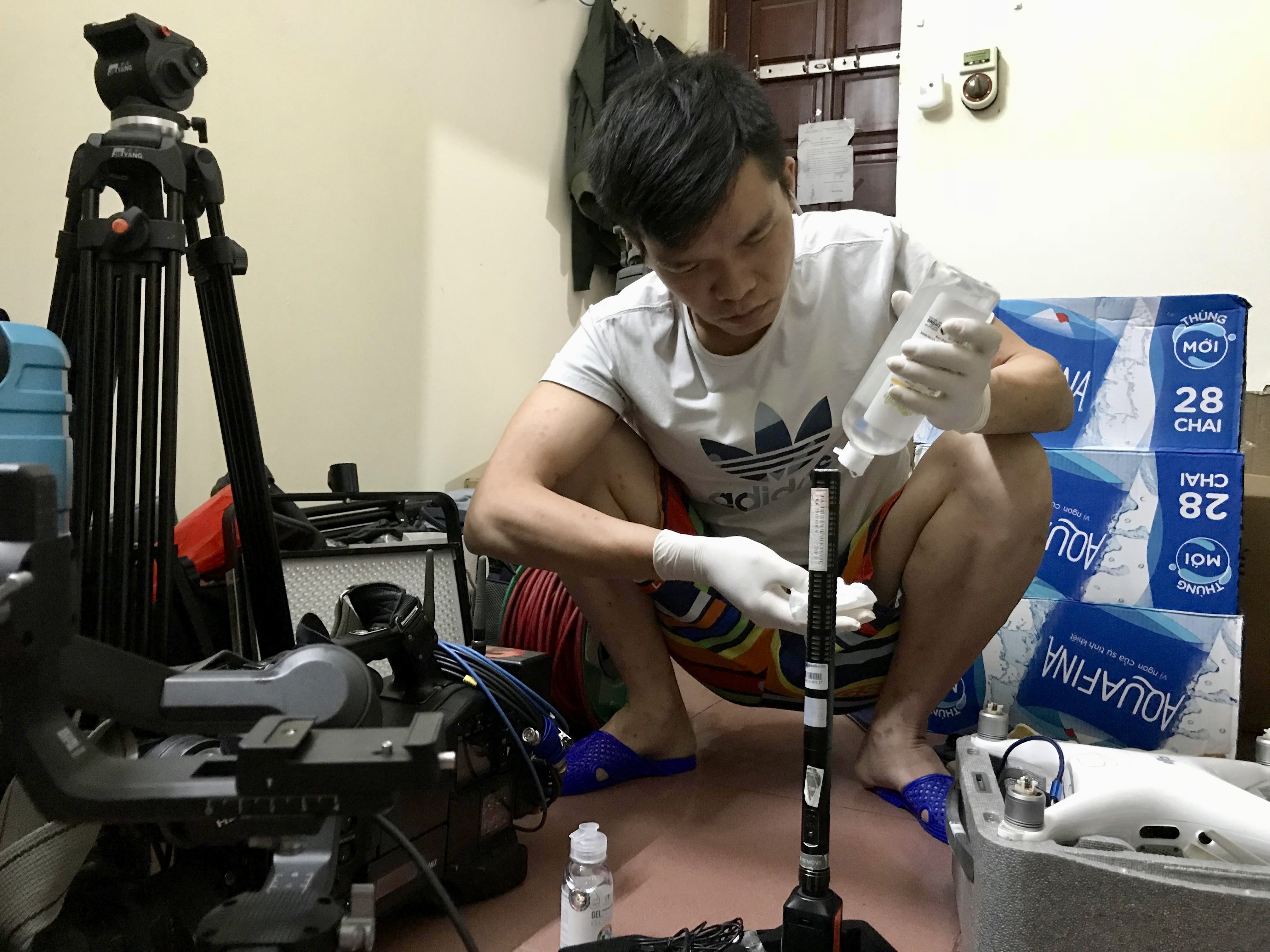 Trước khi đi ngủ, chúng tôi phải bảo quản, kiểm tra hết các thiết bị tác nghiệp chuyên dụng, nạp lại năng lượng cho các thiết bị này để có thể sử dụng tiếp vào ngày mai.