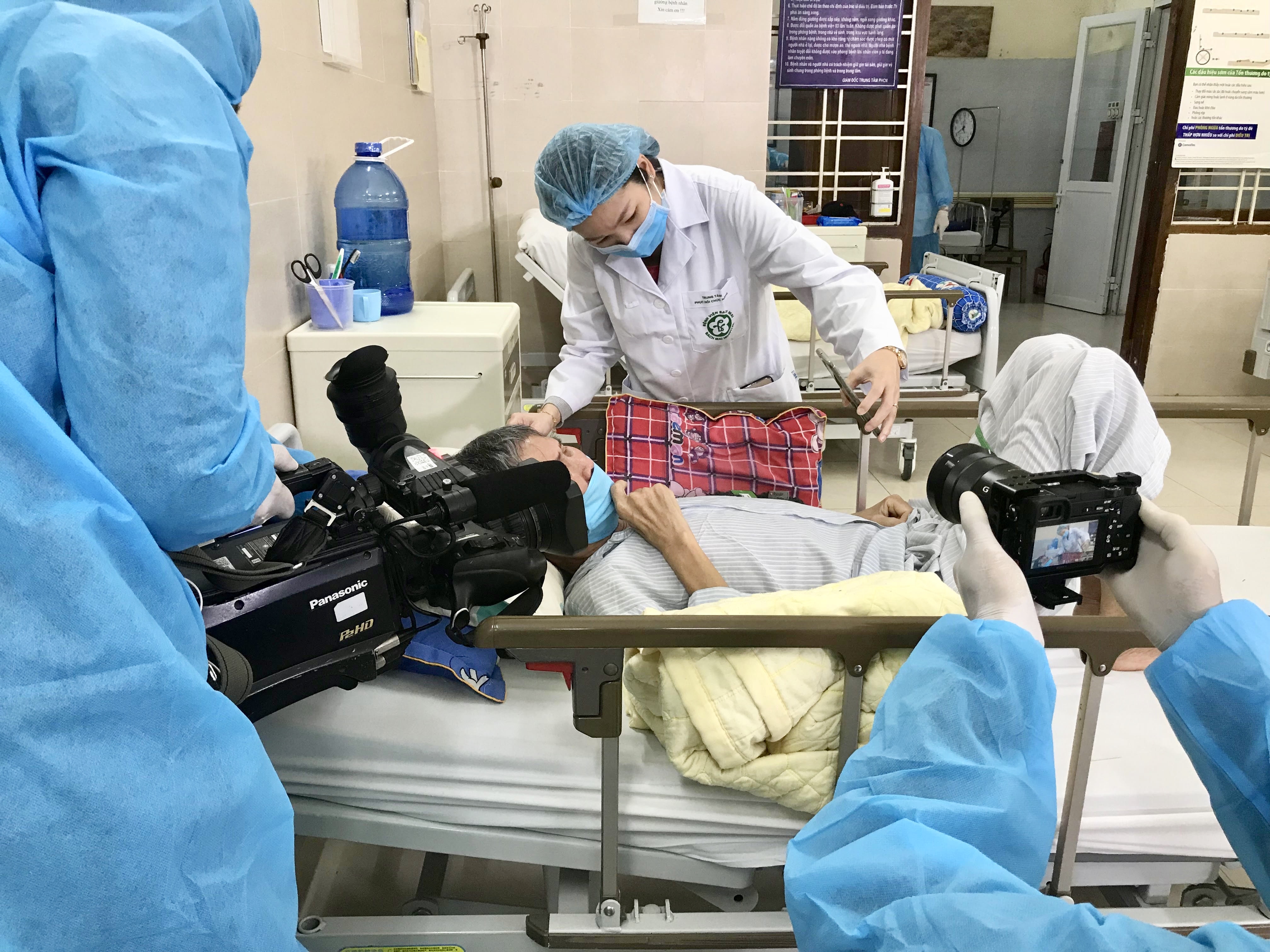 Tại bệnh viện, phóng viên chúng tôi trên tay mỗi người cầm 1 thiết bị tác nghiệp khác nhau như máy quay, máy ảnh, điện thoại, đứng ở nhiều góc khác nhau phải cố gắng làm sao để có thể ghi được nhiều hình ảnh nhất, chân thực nhất.
