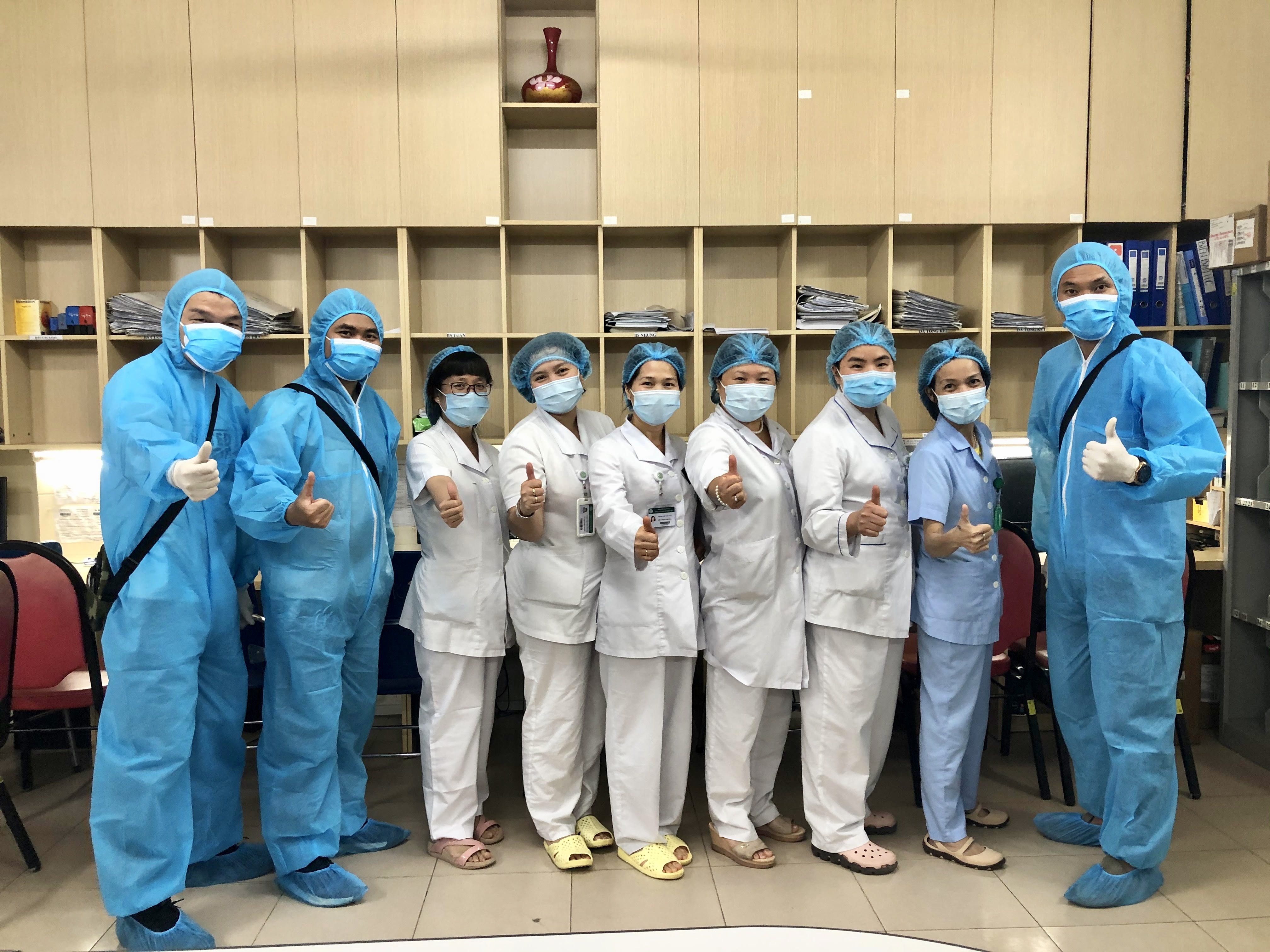 Tuy thời điểm này rất vất vả, mọi người đều phải làm việc với công suất 300% nhưng tất cả chúng tôi đều chung một niềm tin rằng trong thời gian sắp tới, tất cả các bệnh nhân sẽ khỏi bệnh và chúng ta sẽ chiến thắng được dịch bệnh.