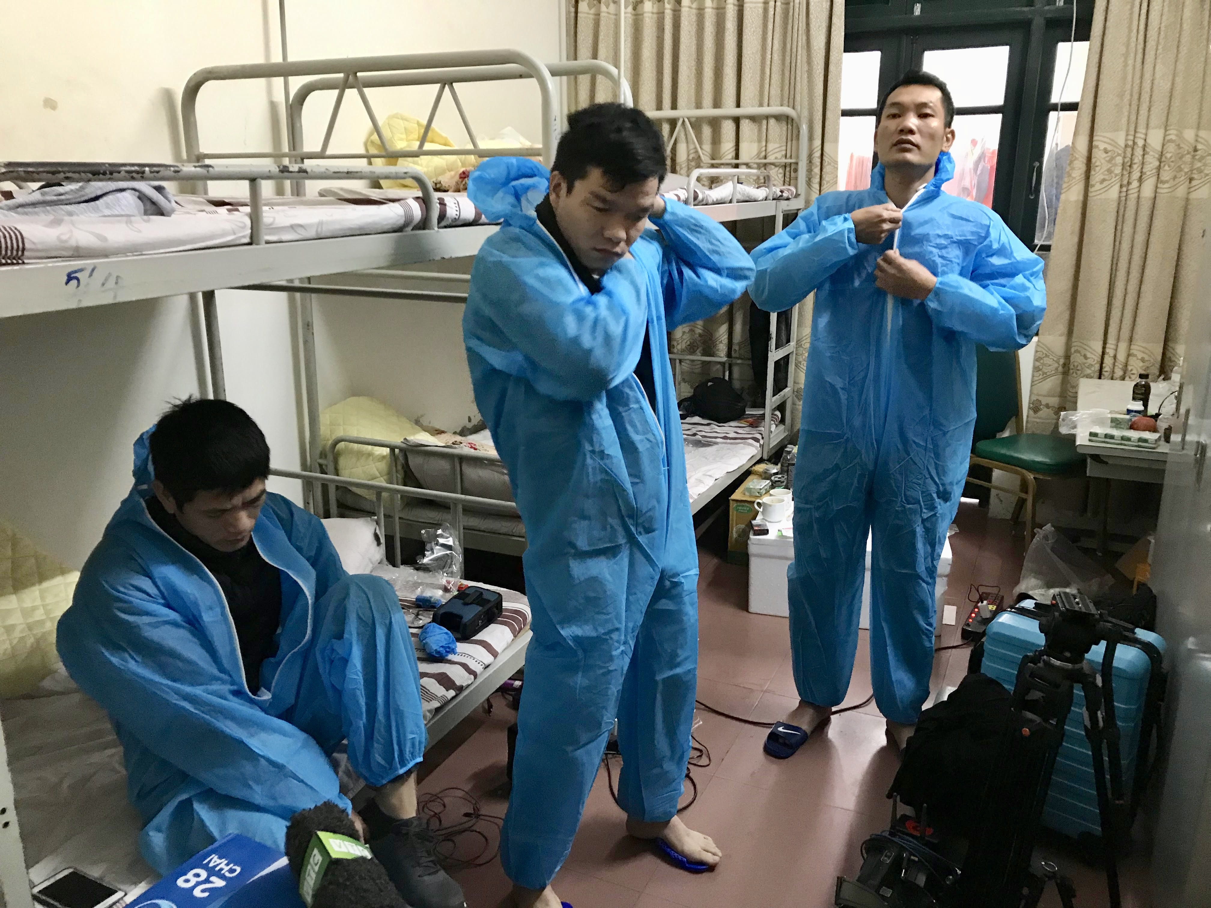 Trước khi vào nơi tác nghiệp chúng tôi phải mặc đồ bảo hộ ngay từ phòng mình để đảm bảo tránh lây nhiễm khi làm việc.