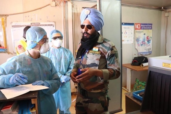 Cán bộ, chiến sĩ quân y BVDC2.2 Việt Nam kiểm soát và sàng lọc y tế tại sân bay Rubkona ở Bentiu Nam Sudan. Ảnh: BQP.