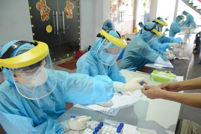 Việt Nam là quốc gia đứng đầu có số lượng người được xét nghiệm, công suất xét nghiệm đạt 27.000 mẫu/ngày. Ảnh: TL.