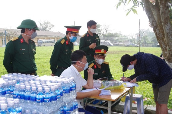 và bàn giao giấy tờ cho công dân hoàn thành thời gian cách ly để trở về địa phương