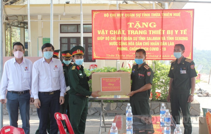 Thượng tá Hà Văn Ái, Phó Chính ủy Bộ chỉ huy quân sự tỉnh Thừa Thiên Huế trao tượng trưng vật tư y tế Bộ CHQS tỉnh SaLaVan – Lào