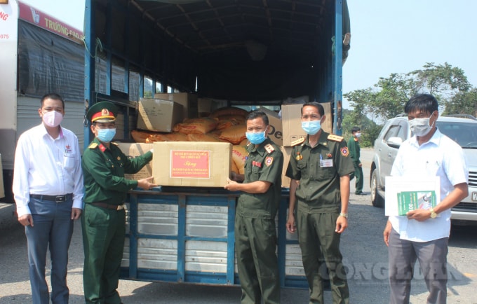 Thượng tá Hà Văn Ái, Phó Chính ủy Bộ chỉ huy quân sự tỉnh Thừa Thiên Huế trao tượng trưng gạo tẻ Bộ CHQS tỉnh SeKong – Lào