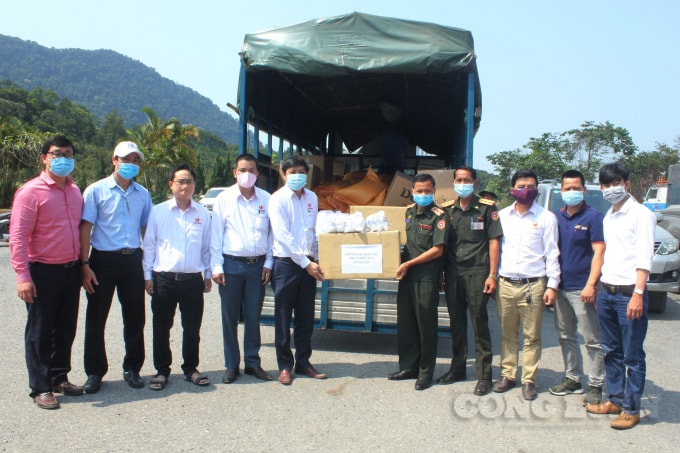 Hội Doanh nhân trẻ tỉnh Thừa Thiên Huế trao tượng trưng 1.000 khẩu trang kháng khuẩn Bộ CHQS tỉnh SaLaVan, SeKong – Lào.