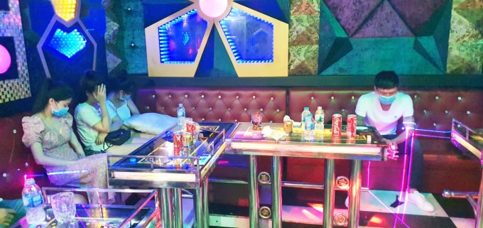 Lực lượng công an kiểm tra quán Karaoke và phát hiện 11 thanh niên dương tính với ma túy.