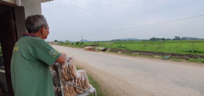 Người dân tỏ ra khó hiểu ở cách chi trả, hỗ trợ bồi thường GPMB tại xã Tân Châu, huyện Thiệu Hoá có nhiều khuất tất cần sớm được làm rõ (ảnh TRẦN ĐẠI)