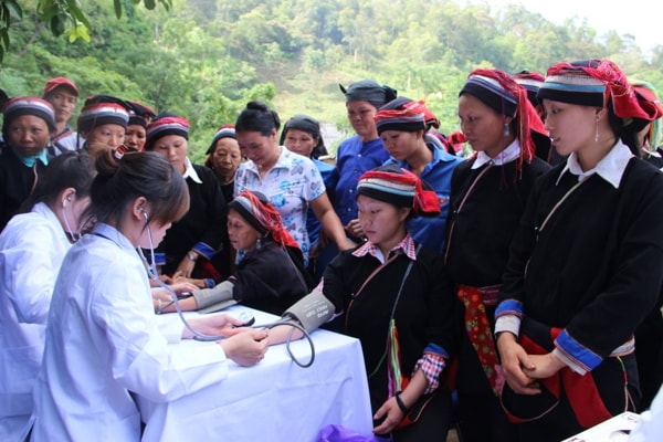 Tư vấn, cung cấp dịch vụ chăm sóc sức khỏe cho cộng đồng dân tộc thiểu số rất ít người nhằm đảm bảo sự phát triển đồng đều và bình đẳng giữa các dân tộc. Ảnh minh họa
