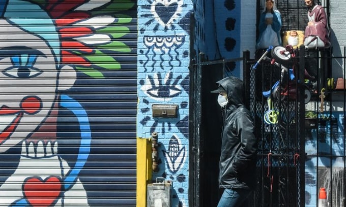 Một người dân tại New York, Mỹ. Ảnh: CNN