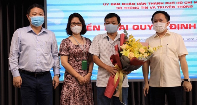 Ông Dương Anh Đức, Thành Ủy viên, Phó Chủ tịch UBND TP. HCM, Giám đốc Sở Thông tin và Truyền thông TP. HCM cùng lãnh đạo Trung tâm Báo chí TP. HCM chúc mừng ông Nguyễn Văn Khanh. Ảnh TTBC