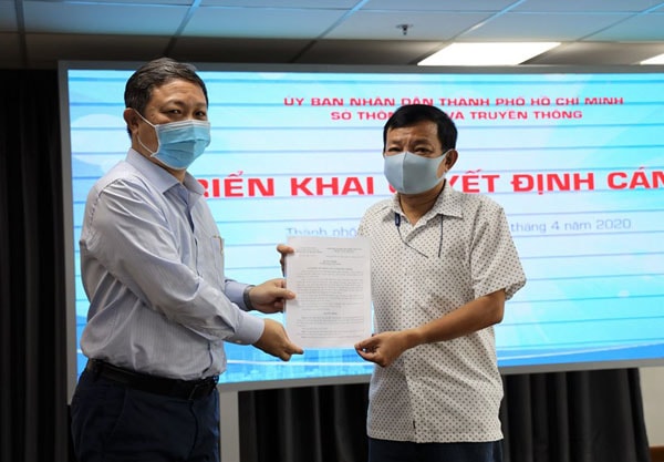 Ông Dương Anh Đức, Thành Ủy viên, Phó Chủ tịch UBND TP.HCM, Giám đốc Sở Thông tin và Truyền thông TP. HCM trao quyết định điều động, bổ nhiệm ông Nguyễn Văn Khanh giữ chức Phó Giám đốc Trung tâm Báo chí TP. HCM. Ảnh: PV