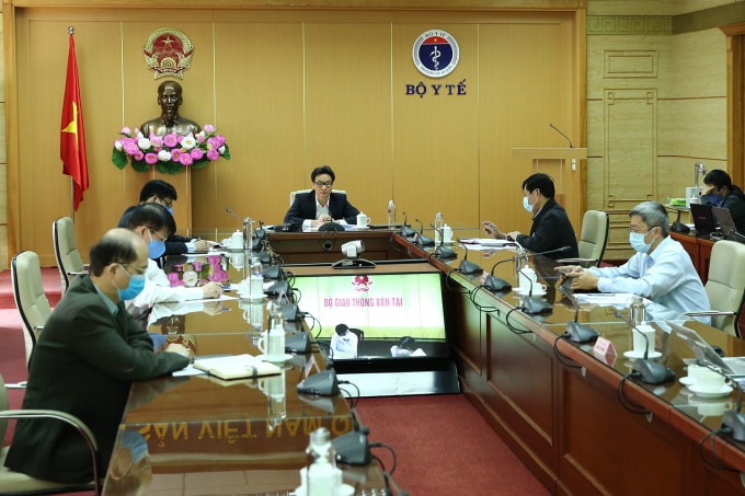 Ban Chỉ đạo thống nhất tiếp tục thực hiện tốt “hai mũi giáp công” là vừa chống dịch, vừa phải bảo đảm cuộc sống người dân và các hoạt động sản xuất, kinh doanh trong điều kiện có dịch bệnh.