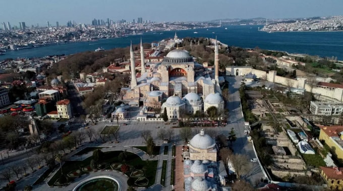 Đường phố Istanbul vắng vẻ khác thường ngày 11/04/2020 sau khi chính quyền Thổ Nhĩ Kỳ ban hành lệnh giới nghiêm hai ngày cuối tuần để ngăn chặn đà lây lan của virus corona. Ảnh: REUTERS