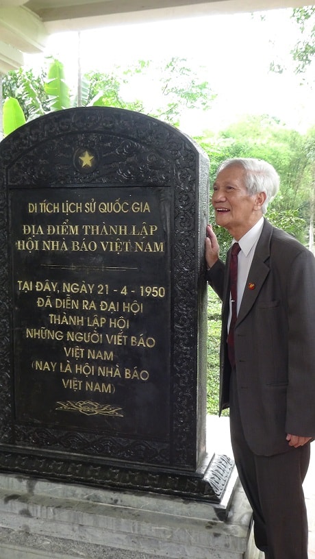 Bia di tích thành lập HNBVN.