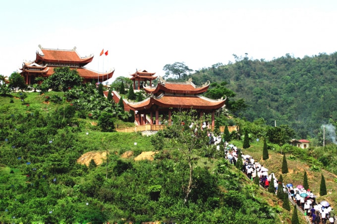 Du khách hành hương về thăm Khu di tích quốc gia đặc biệt ATK - Định Hóa.