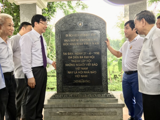 Các đồng chí lãnh đạo HNBVN thăm Di tích lịch sử Quốc gia địa điểm nơi thành lập Hội Nhà báo Việt Nam, xóm Roòng Khoa, xã Điềm Mặc. Ảnh: Hoàng Huy