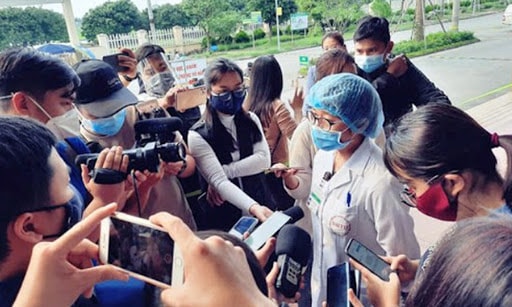 Báo chí là lực lượng tiên phong trên tuyến đầu, chung tay với cả nước chống dịch. Ảnh: T.L