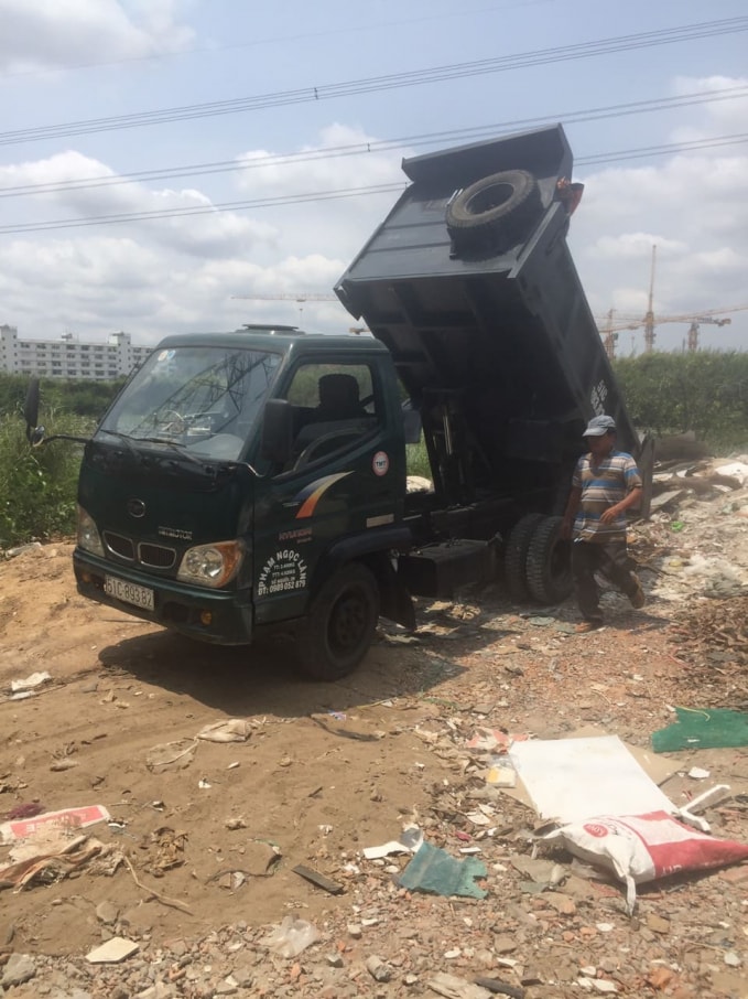 Xe tải mang biển kiểm soát 51C-893.82, để nhãn Phạm Ngọc Lân bị người dân bắt gặp khi đang tiến hành đổ chất thải.