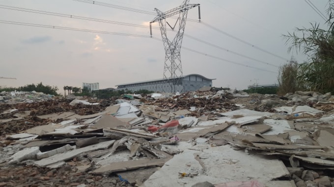 Người dân cho biết, trong hai đường dây điện phía trên khu vực bị đổ chất thải thì có một đường dây có cấp điện áp 500KV.