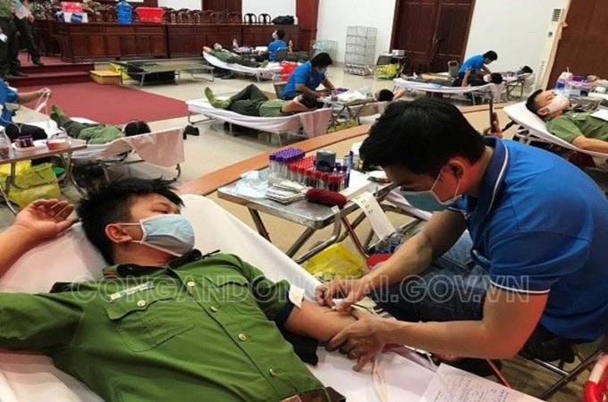 Cán bộ chiến sỹ Công an tỉnh Đồng Nai tham gia hiến máu - Ảnh: CAĐN