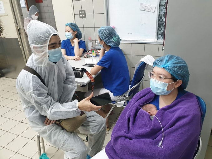 13 ngày, phóng viên Đoàn Bổng có mặt ở hầu hết các khoa, phòng của bệnh viện để phỏng vấn các bác sĩ, bệnh nhân