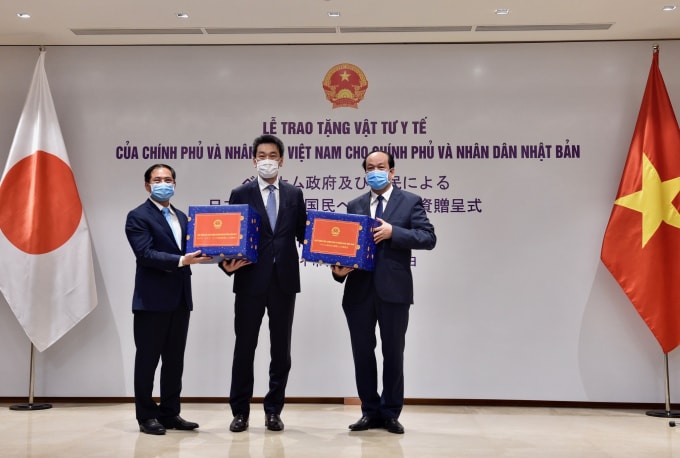 Việt Nam tặng 100.000 USD và 50.000 khẩu trang y tế cho phía Nhật Bản.