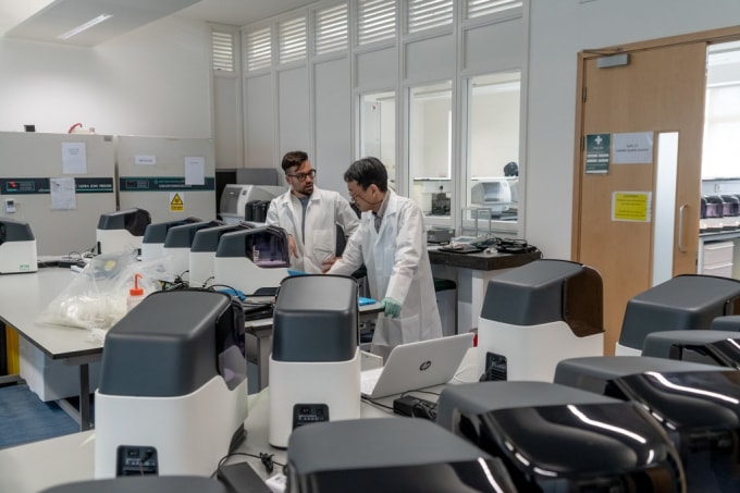 Thiếu các công ty xét nghiệm tư nhân lớn, Anh đã phải dựa vào các phòng lab nhỏ để sản xuất trong nước. Ảnh: New York Times.