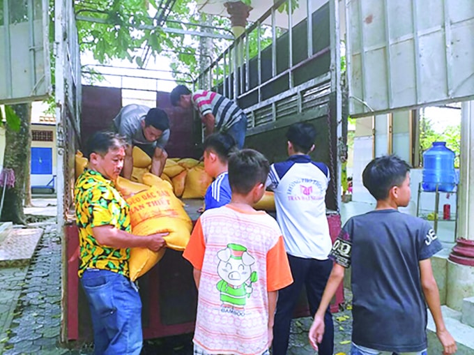 NB Tôn Phúc (người mặc áo hoa màu vàng) trong một lần đi tặng quà cho gia đình nghèo ở đồng bằng sông Cửu Long.