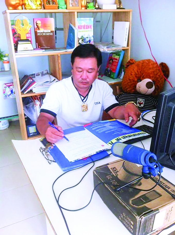 Nhà báo Tôn Phúc, Hội viên Hội Nhà báo Việt Nam, Giám đốc Ban Nghiệp vụ truyền thông điện tử TVEL, Trưởng Ban Biên tập Đặc san Giáo dục & Pháp luật, Trưởng Ban Biên tập Trang Thông tin điện tử Giáo dục & Pháp luật (www.gdpl.vn), luôn tận tâm với công việc.