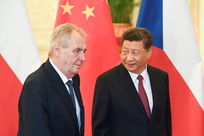 Tổng thống Séc Miló Zeman và Chủ tịch Trung Quốc Tập Cận Bình. Ảnh: Reuters