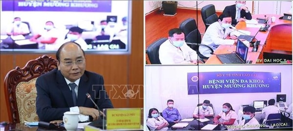 Thủ tướng nói chuyện với các bác sỹ thực hiện việc tư vấn khám, chữa bệnh từ xa tại Bệnh viện Đại học Y Hà Nội và 3 bệnh viện vệ tinh dưới sự hỗ trợ của nền tảng công nghệ. Ảnh: TTXVN
