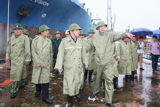 Phó Thủ tướng Trịnh Đình Dũng đi thị sát công tác ứng phó với bão.