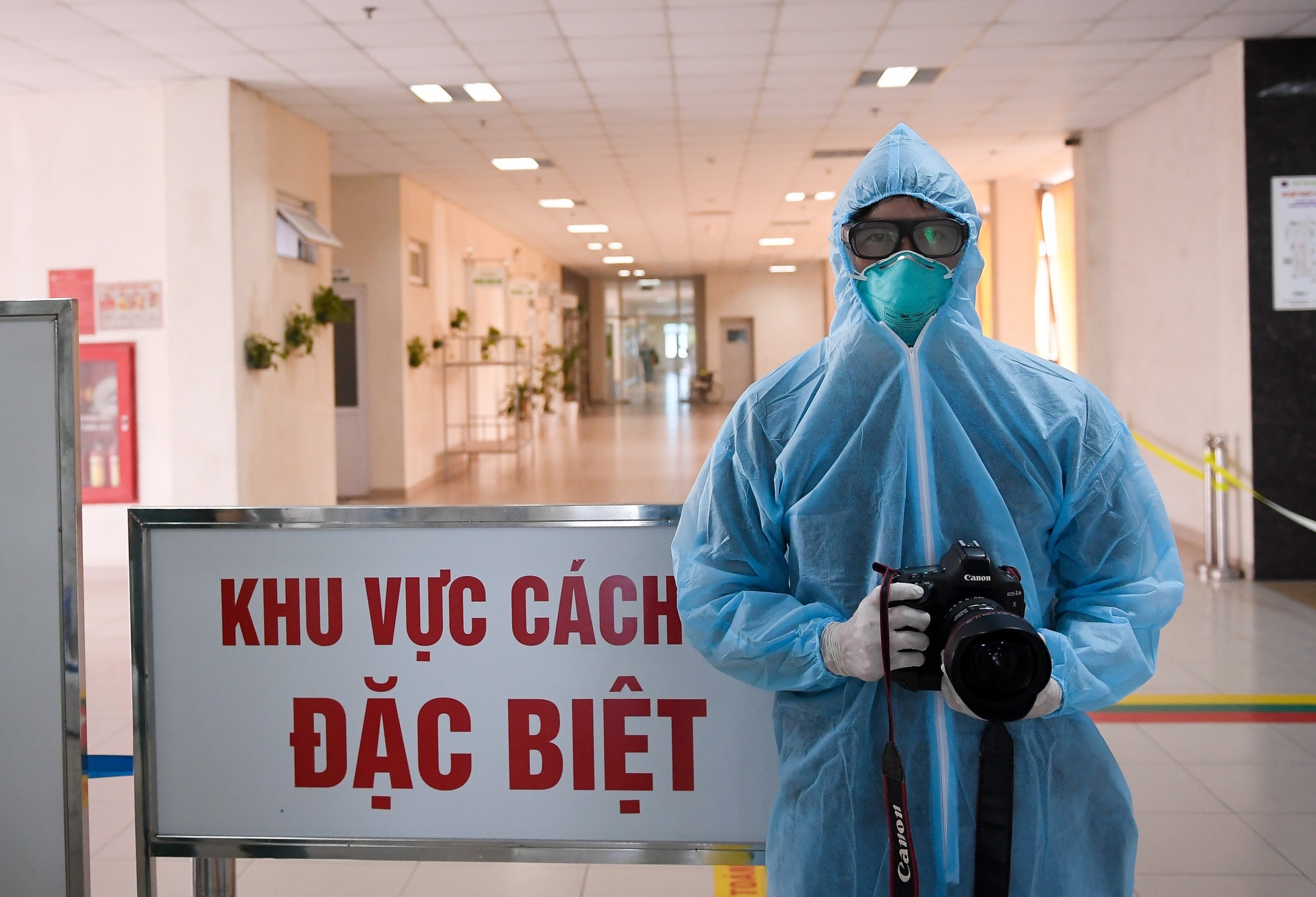 Phóng viên Nguyễn Khánh tác nghiệp tại BV nhiệt đới Trung ương- nơi điều trị cho các bệnh nhân nhiễm Covid-19. Ảnh Lê Hùng