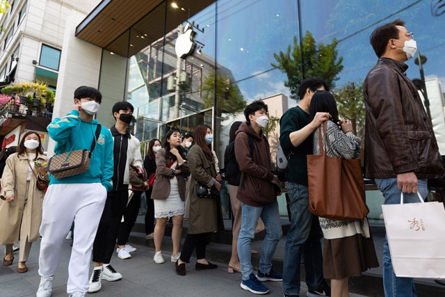 Hàng dài bên ngoài cửa hàng Apple Store ở quận Gangnam của Seoul. Ảnh: Bloomberg