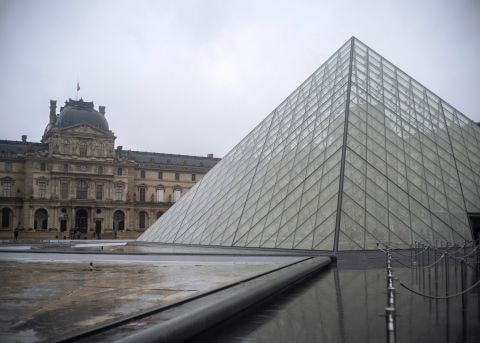 Bảo tàng Louvre vắng bóng người do lệnh cách ly của chính phủ. Ảnh: Reuters