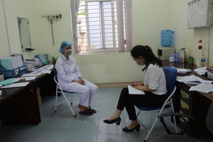 Phóng viên Phương Thảo đang tác nghiệp để có thông tin chính xác nhất về tình hình dịch bệnh tại Bệnh viện đa khoa tỉnh Lào Cai.