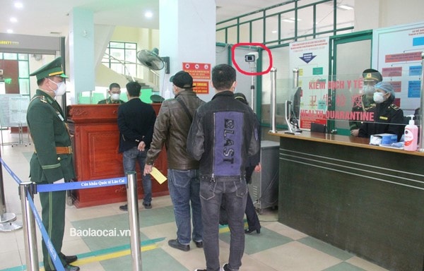 Tác nghiệp tại cửa khẩu Quốc tế Lào Cai – điểm có nguy cơ lây nhiễm dịch bệnh cao. Ảnh: báo Lào Cai.