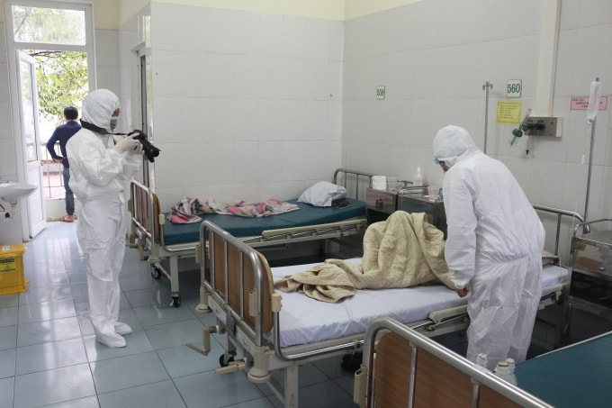 Phóng viên Phương Thảo trang bị đầy đủ đồ bảo hộ khi tác nghiệp trong khu điều trị cách ly.