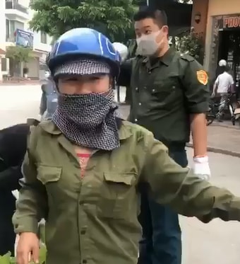 Người phụ nữ bán rau mặc dù gào khóc, van xin thảm thiết nhưng vẫn bị thu hết xe rau củ quả của mình (Ảnh cắt từ clip)