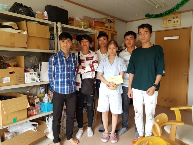 Đại diện của câu lạc bộ nhiếp ảnh Fukuoka tự quyên góp và trao số tiền gần 10 triệu VNĐ cho Phượng