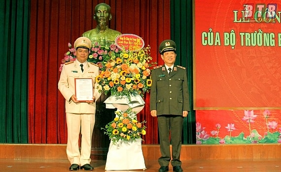 Trung tướng Nguyễn Văn Sơn, Thứ trưởng Bộ Công an trao quyết định cho Thượng tá Nguyễn Thanh Trường. Ảnh: Báo Thái Bình