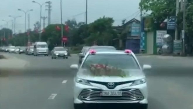 Ông Lê Anh Hùng, Phó Giám đốc Bệnh viện đa khoa Hương Khê bị khiển trách vì tổ chức đám cưới cho con giữa đại dịch Covid-19.