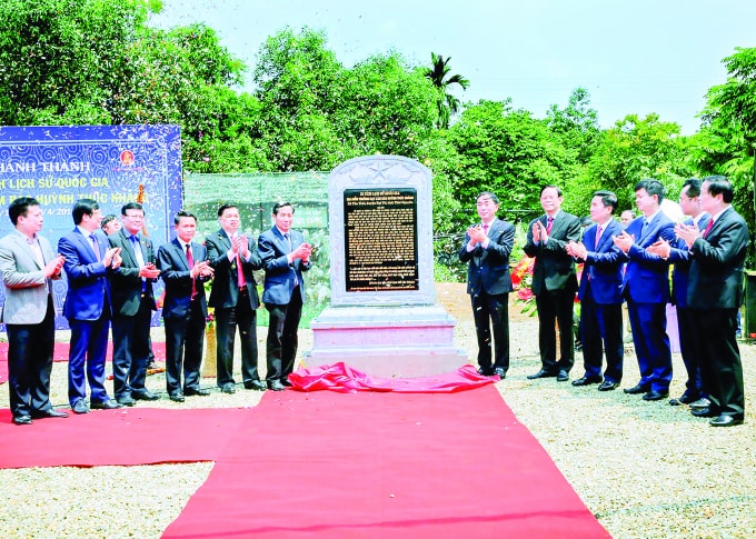 Lãnh đạo Hội NBVN tại lễ khánh thành Bia Di tích lịch sử quốc gia Địa điểm Trường dạy làm báo Huỳnh Thúc Kháng. Ảnh: Sơn Hải