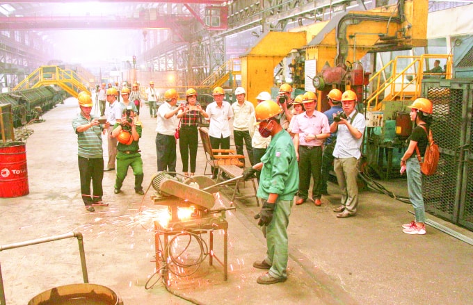 Hội viên Hội Nhà báo Thái Nguyên đi thực tế sáng tác tại Công ty Cổ phần Gang thép Thái Nguyên trong chuyến đi do Hội Nhà báo Thái Nguyên tổ chức.