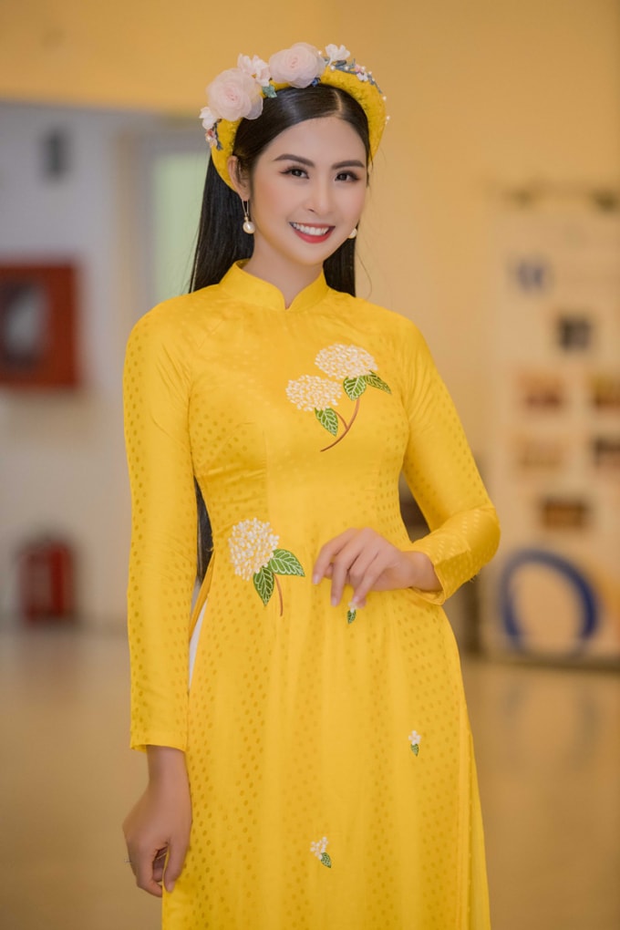 Hình ảnh dịu dàng quen thuộc của Ngọc Hân trong tà áo dài Việt.