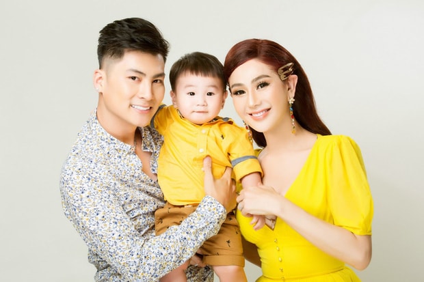 Lâm Khánh Chi hạnh phúc bên chồng trẻ và con trai.