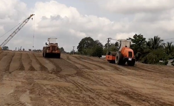 Các nhà thầu gấp rút đẩy nhanh tiến độ thi công cao tốc Trung Lương - Mỹ Thuận. Ảnh: baoxaydung.com.vn