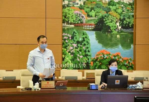 Chủ nhiệm Ủy ban Kinh tế Vũ Hồng Thanh báo cáo một số vấn đề giải trình, tiếp thu, chỉnh lý dự án Luật Đầu tư theo phương thức đối tác công tư (PPP). Ảnh: quochoi.vn
