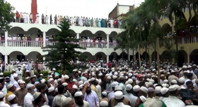 Bangladesh: 100.000 người dự đám tang giữa lệnh phong tỏa. Ảnh: CNN